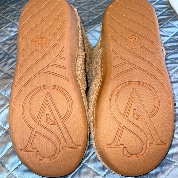 VICTORIA Secret Sherpa Booties - Picture 7 of 9